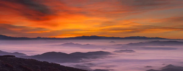 Идиллический горный пейзаж на туманном рассвете — стоковое фото