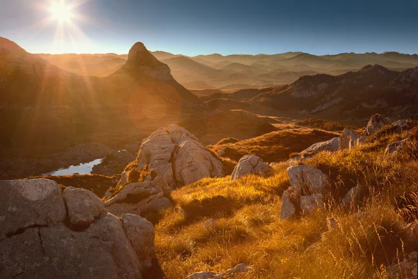 Idyllic mountain landscape towards the rising sun — Stock Photo, Image