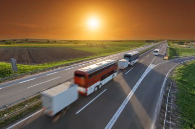 Hızlı seyahat otobüs hareket karayolu üzerinde günbatımında bulanıklık.