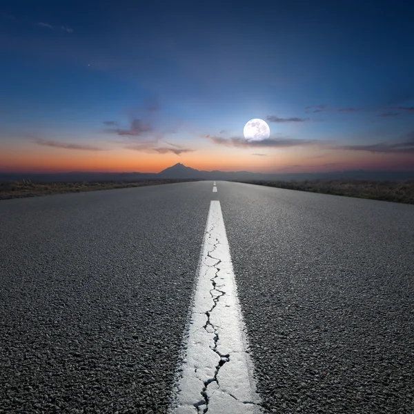 Conduire sur la route ouverte vers la montagne à l'aube — Photo