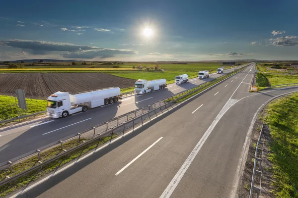 Yakıt tankı kamyon üst üste güneşli gün, karayolu üzerinde