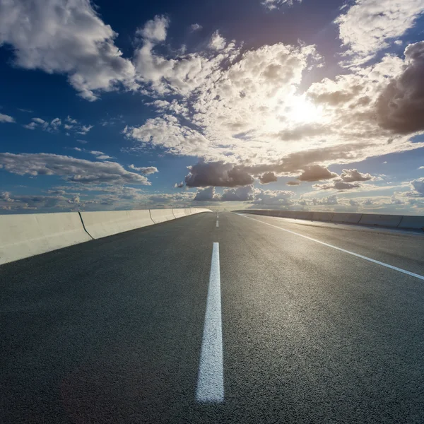 Driving on open road towards the setting sun — Stock Photo, Image