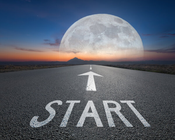 Концепция успеха на пустой открытой дороге с начальным текстом
