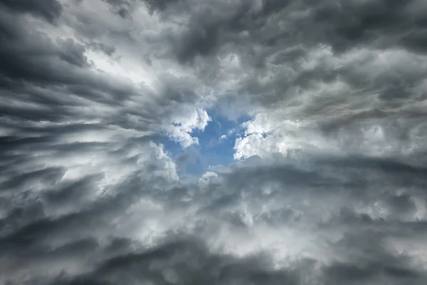 Céu dramático excelente como nuvens de fundo — Fotografia de Stock