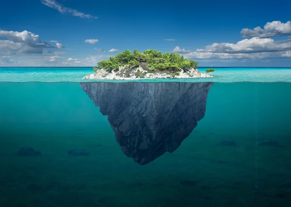 Красивый остров одиночества с зелеными деревьями в океане — стоковое фото