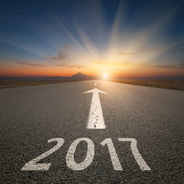 Пустая открытая дорога к предстоящему 2017 году на идиллическом закате — стоковое фото