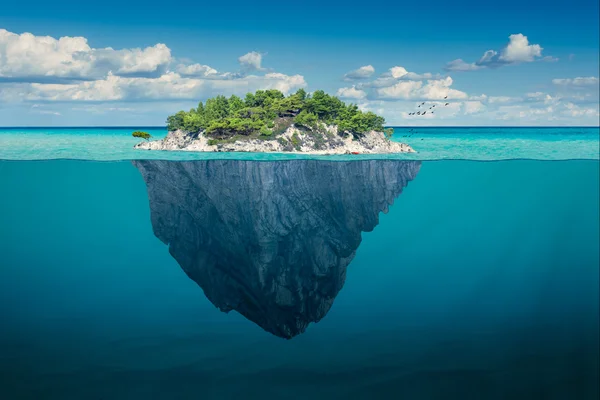 Идиллический остров с зелеными деревьями в океане — стоковое фото