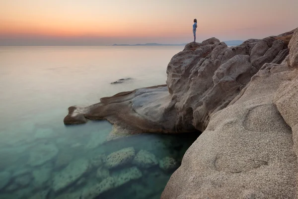 Deniz cliff gündoğumu yüksek rütbeli izlerken yalnızlık kız — Stok fotoğraf