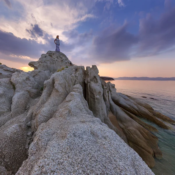 Bekar kız günbatımı yüksek kadar deniz cliff izlerken — Stok fotoğraf
