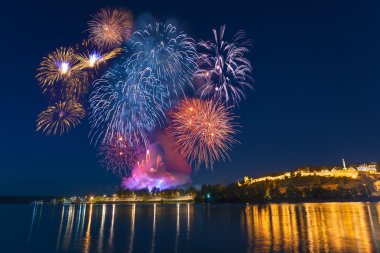 Cityscape ve havai fişek Belgrad gecede görüntüleme
