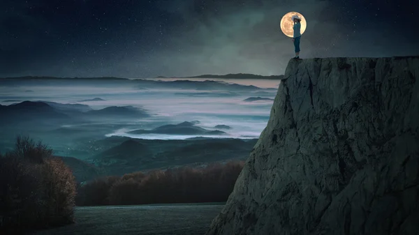 Silueta femenina contra la luna en la montaña — Foto de Stock