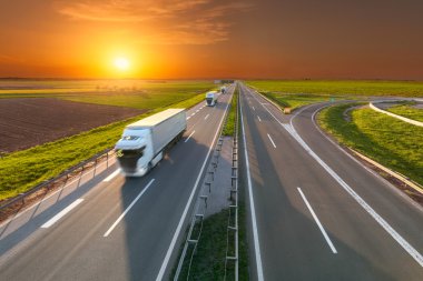 Teslimat ulaşım kamyon batımında boş karayolu üzerinde