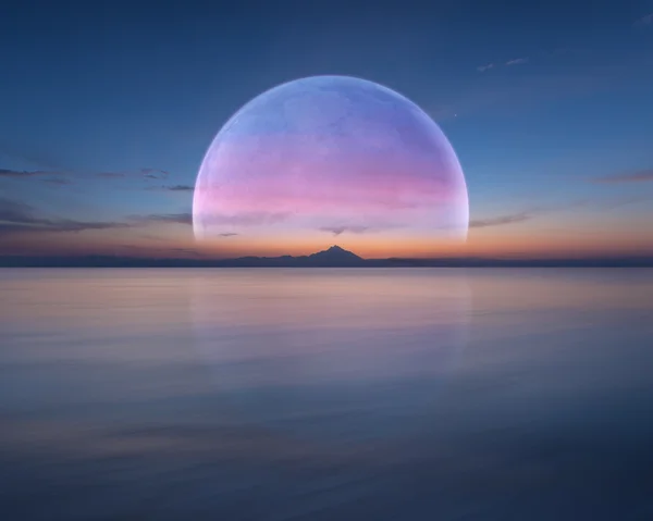 Planeta rosado como la luna sobre el océano y la montaña —  Fotos de Stock