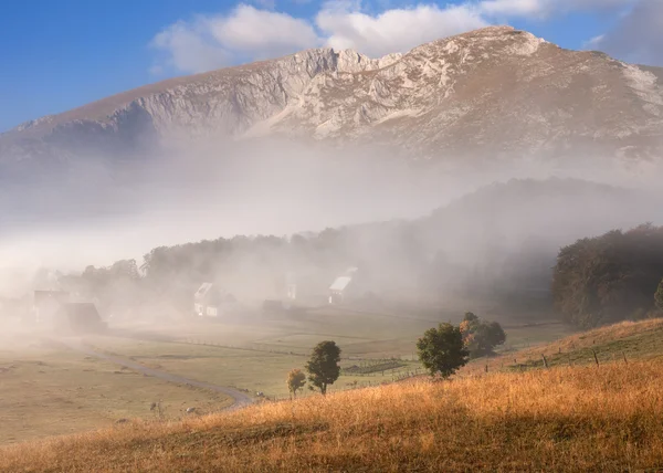 Paisaje de montaña en otoño en la hermosa mañana brumosa —  Fotos de Stock