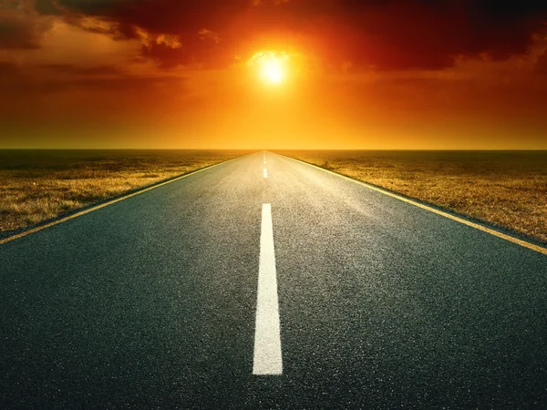 Guidare su una strada vuota al tramonto — Foto Stock