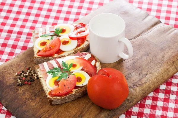 Zdravá snídaně, sendviče a rajčat z výše — Stock fotografie
