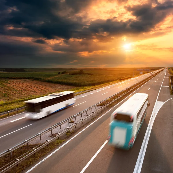 Twee bussen op snelweg in beweging vervagen — Stockfoto