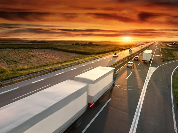 Camión en movimiento borroso en la carretera —  Fotos de Stock