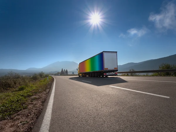 Вантажівка в кольорі веселки на шосе — стокове фото