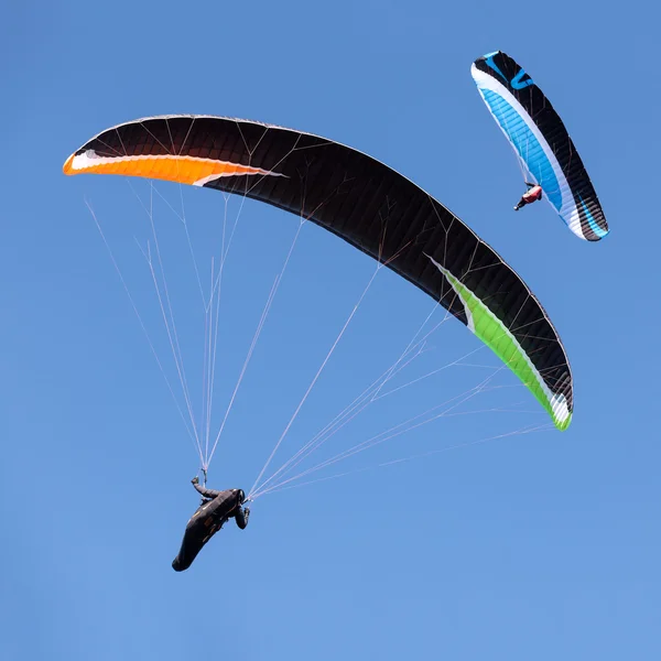 Uçuş mavi gökyüzü karşı iki paraşütler — Stok fotoğraf