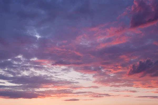 Hemel met paars wolken bij zonsondergang — Stockfoto