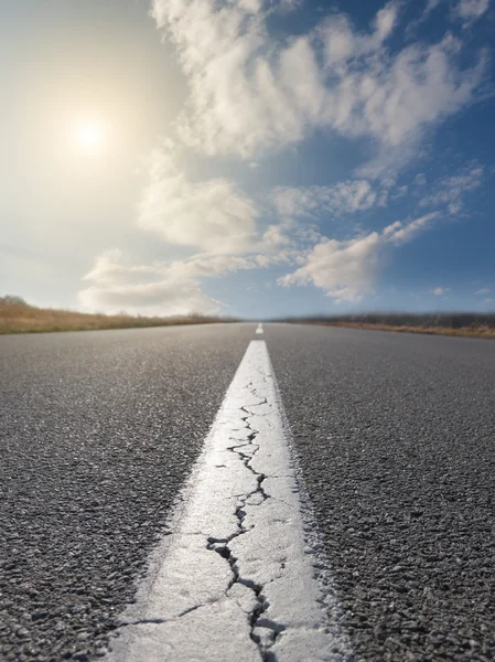 Conduite sur une route vide à la journée ensoleillée — Photo