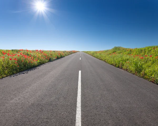 Dirigir em uma estrada vazia no dia ensolarado — Fotografia de Stock