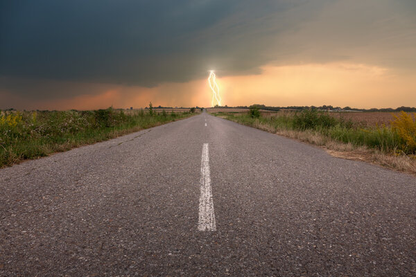 Езда по пустой дороге против шторма
