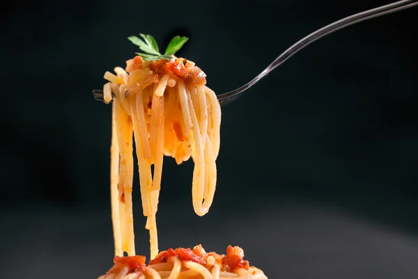 Frische heiße Spaghetti auf Gabel gewickelt — Stockfoto