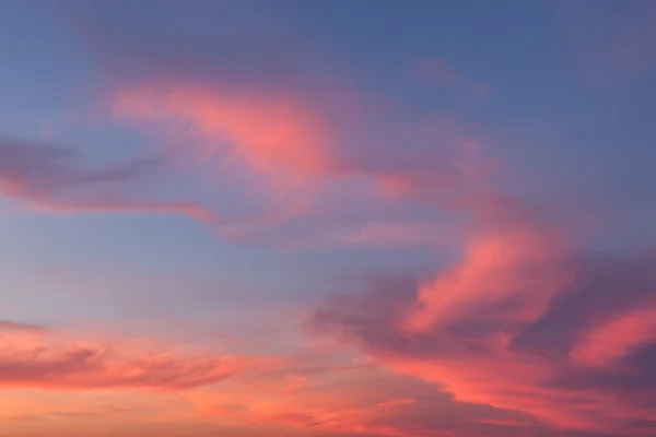 Céu com belas nuvens ao pôr do sol — Fotografia de Stock