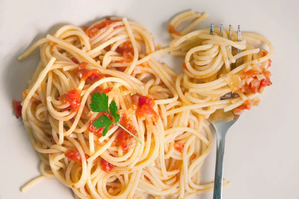Спагетти миланский с вилкой на тарелке — стоковое фото