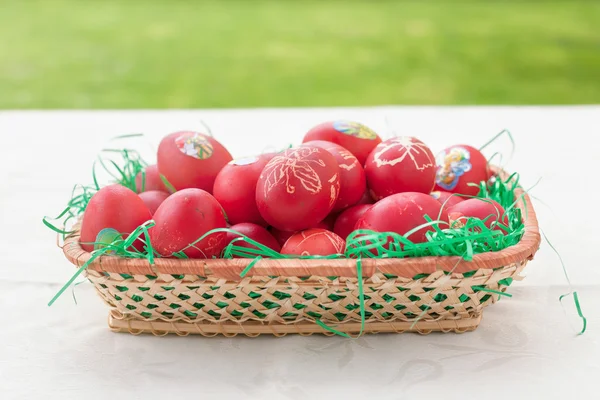 Ovos vermelhos na cesta como decoração para a Páscoa — Fotografia de Stock