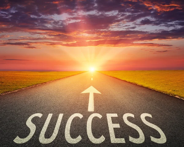 Road at sunset and sign which symbolizing success — Stock Photo, Image