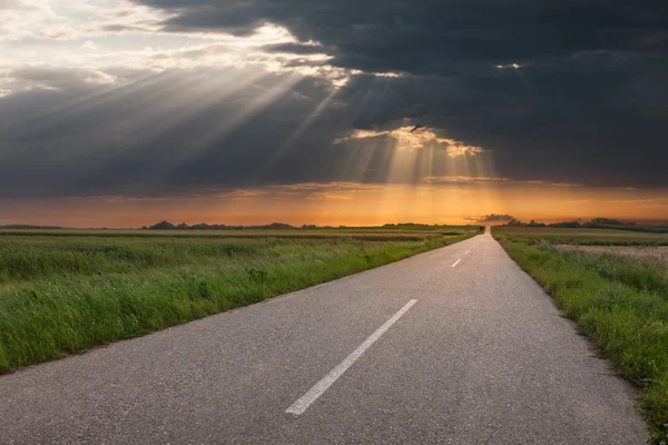 夕暮れ時、空の国の道路上で運転 — ストック写真