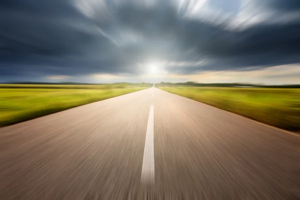 Velocidad de conducción en una carretera de aspalto vacía —  Fotos de Stock