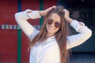 Genç kız retro bir binanın önünde poz