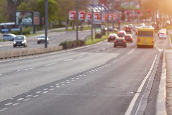 Şehir kavşak doğru sokak üzerinde trafik — Stok fotoğraf