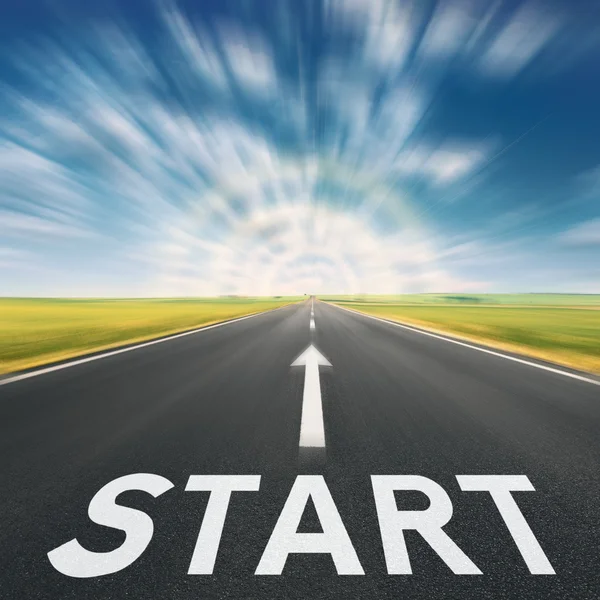 Boş asfalt yol bulanık hareket işareti başlaması ile birlikte