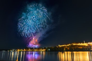 Fireworks uygulamasında Belgrad ile gece hayatı