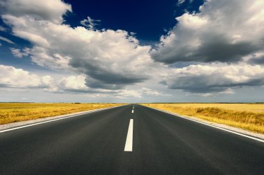 İleri sürüş düz yolda cennet gibi güneşli gün
