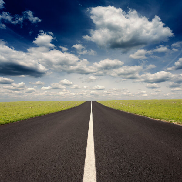 Ехать по пустой асфальтовой дороге в идиллический солнечный день
