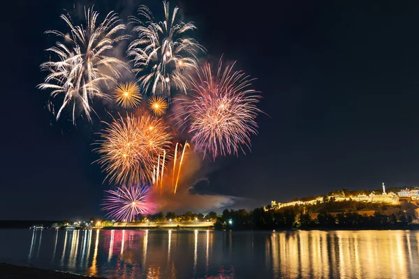 Uitzicht op cityscape en kleurrijke vuurwerk in Belgrado — Stockfoto