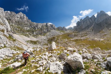Dağlarda güneşli gün hiking