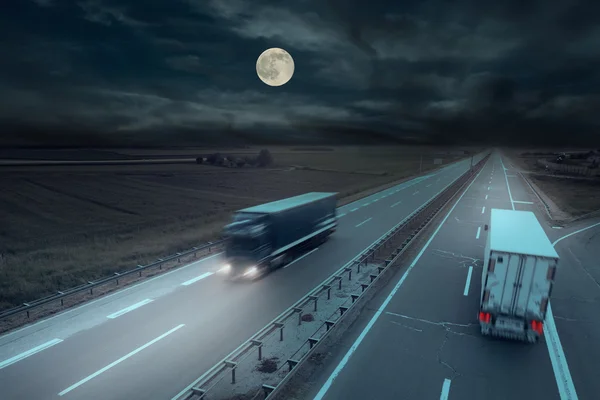 Blauer und weißer Truck in Bewegung verschwimmt um Mitternacht — Stockfoto
