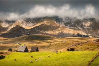 Yaklaşan fırtına öncesinde pastoral dağ manzarası
