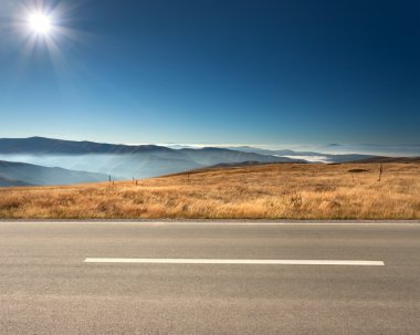 Dağ aralıktaki boş Otoban yan görünüm