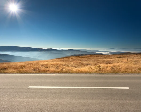 Side view of empty highway in mountain range — Stock Photo, Image