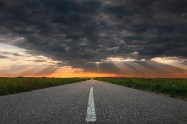 Güneş ışınları doğru bir boş asfalt yolda sürüş