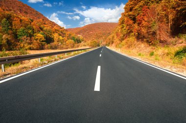 Sonbahar tepeler asfalt yolda sürüş