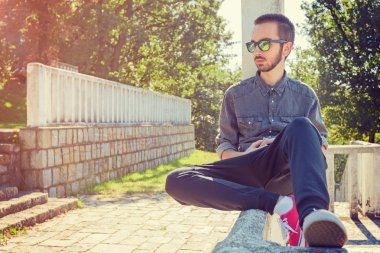 Biri parkta bekleyen genç adam